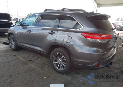 2017 Toyota Highlander Xle z USA, uszkodzony, nr VIN 5TDJZRFH7HS412078